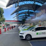 Policías permitiendo a taxis de aplicación cargar frente a permisionarios