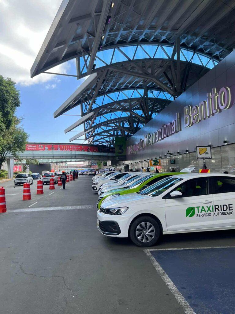 Policías permitiendo a taxis de aplicación cargar frente a permisionarios